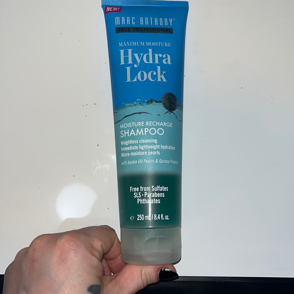 Moisture recharge shampoo